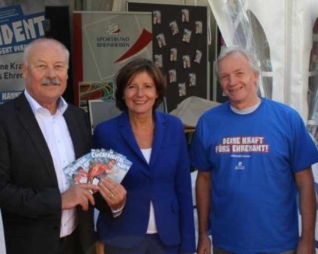 Ministerpräsidentin Malu Dreyer mit Wolfgang L. Bärnwick und Joachim Friedsam (beide Sportbund Rheinhessen)