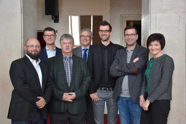 Gruppenfoto Paulinus-Wochenzeitung im Bistum Trier, Sarah Schött, v. l.: Alexander Sauer, Eugen Roth, Martin Schedler, Bodo Busse, Katja Göbel h. l.: Joachim Zimmer, Frank-Matthias Hoffmann